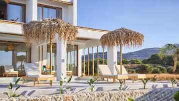 Junior suite, balkon, uitzicht op zwembad | Een kluis op de kamer, een bureau, geluiddichte muren, gratis wifi