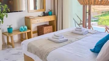 Suite Junior, balcone, vista piscina | Una cassaforte in camera, una scrivania, insonorizzazione