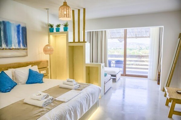 Junior Suite, Balcony, Pool View | Peti besi dalam bilik, meja, kalis bunyi, Wi-fi percuma 