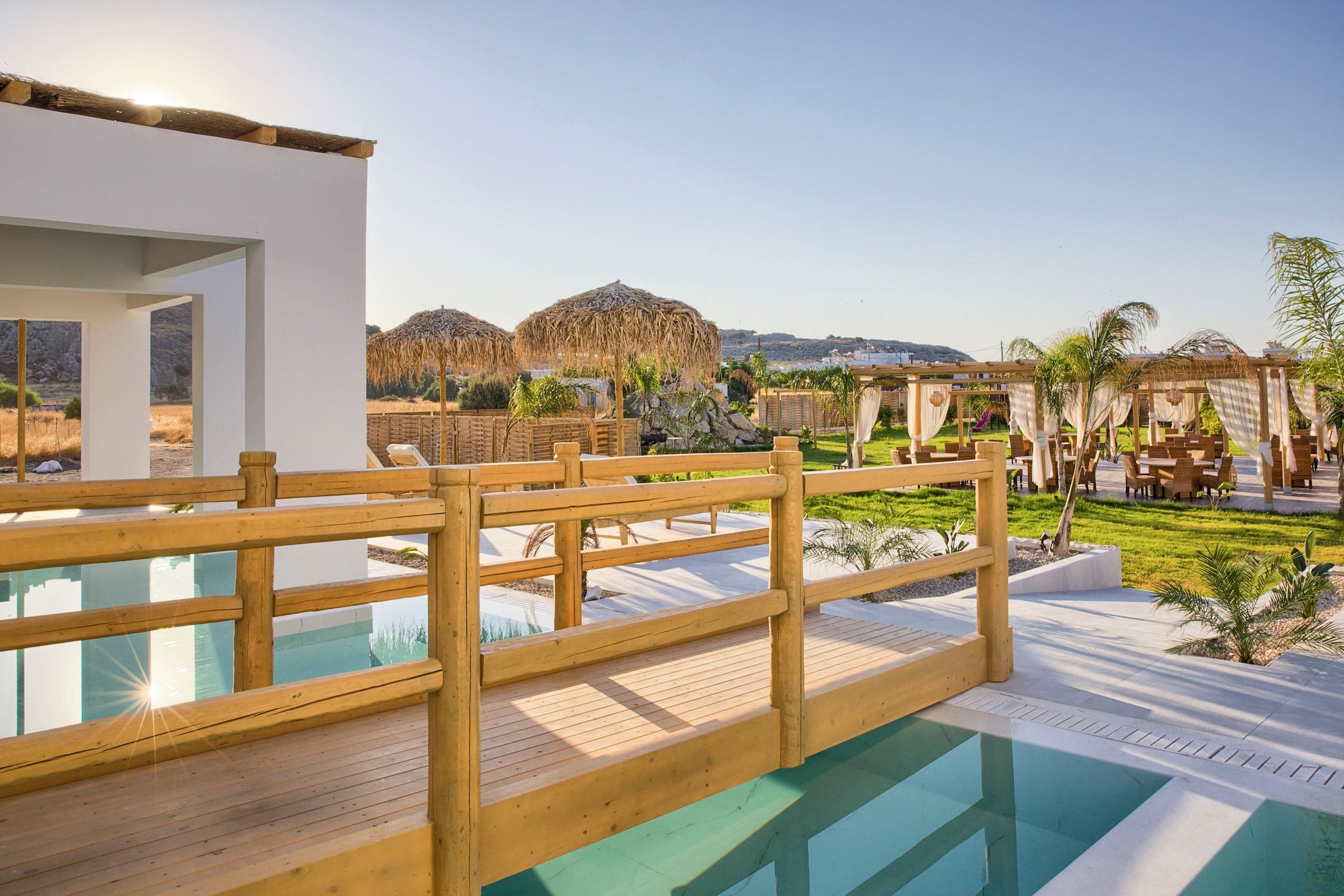 デラックス スイート バルコニー プールビュー | セーフティボックス (室内)、デスク、防音設備、WiFi (無料)