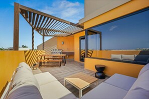 Outdoor dining - Steps to Beach & Ritz | Porta Al Sole by Bocobay (Noord)