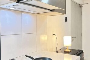 A modern bathroom with a shower, a toilet, and a sink. - The Transit Loft - Warisan StayHub (Dengkil)