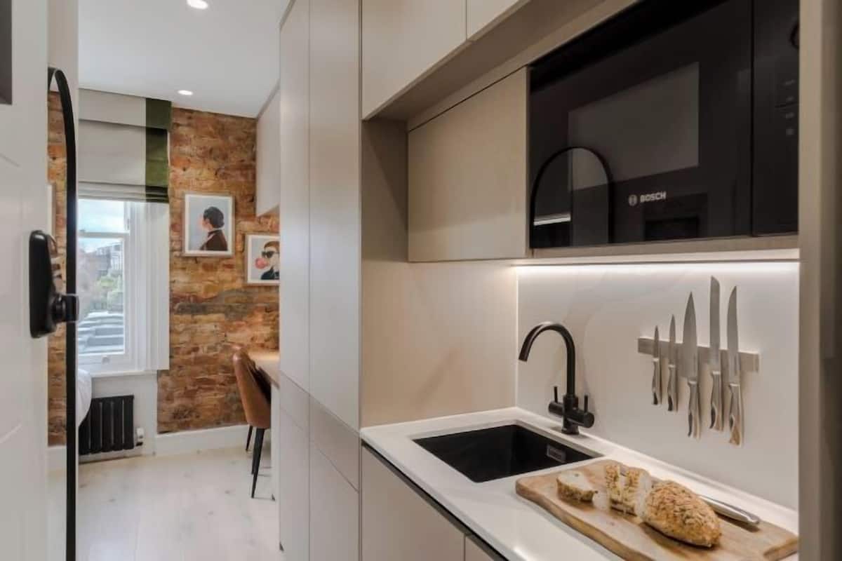 A modern kitchen with a Bosch oven, a sink, and a knife rack.