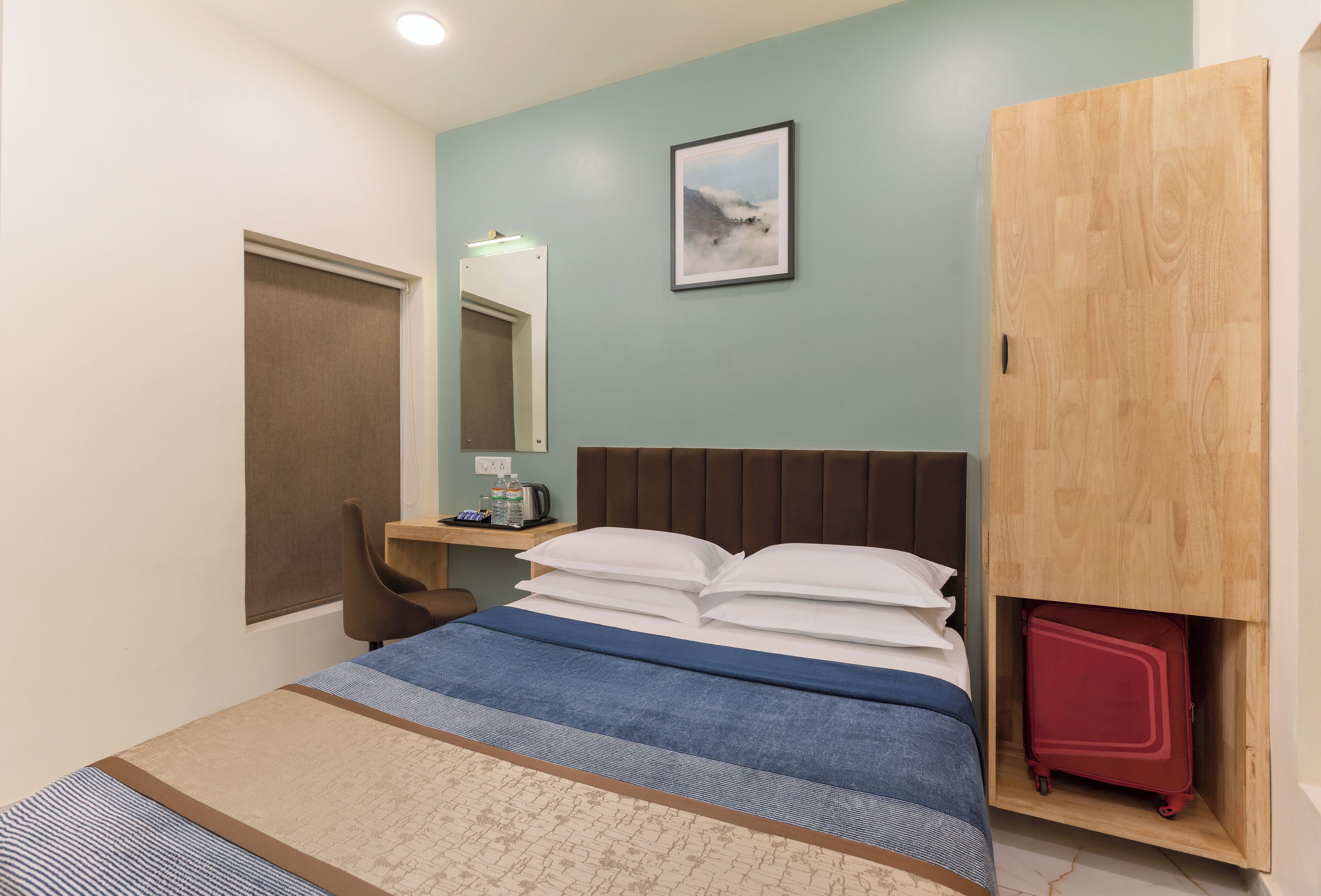 Un dormitorio ordenado con cama, escritorio y armario.