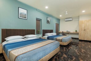 Premium vierpersoonskamer | Een bureau, gratis wifi