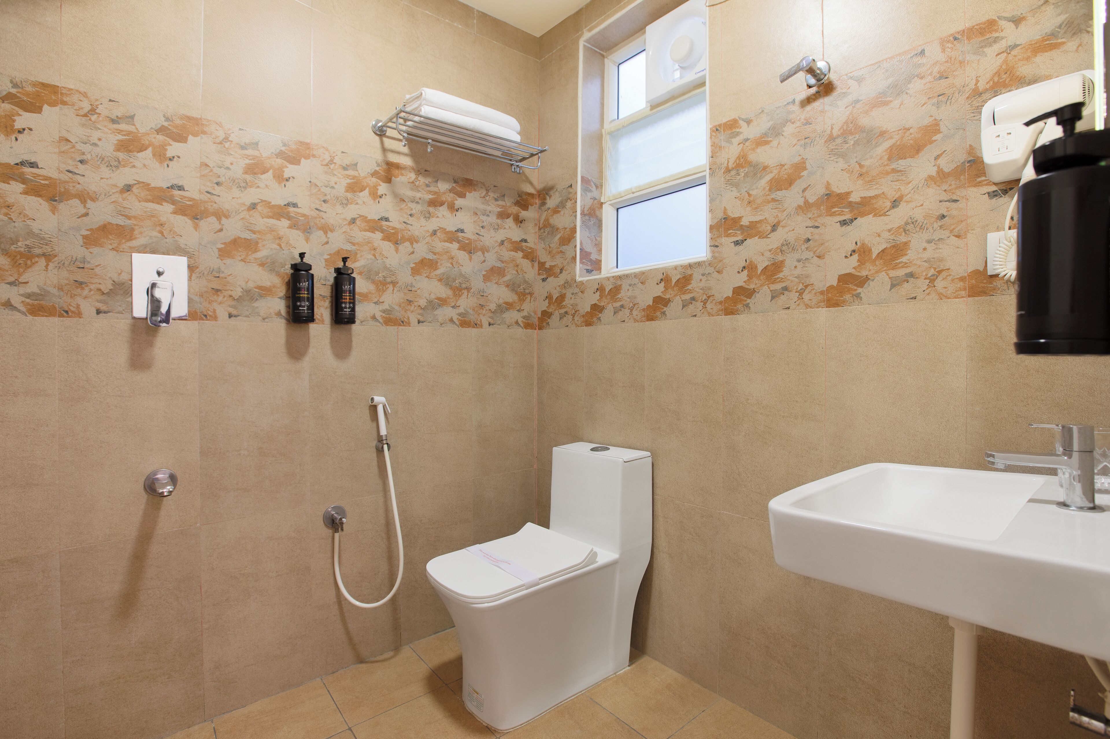 Superior Double Room | Bathroom | Shower, towels, soap, shampoo