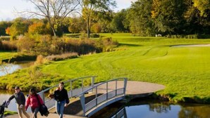 A golf course with a bridge over a pond, surrounded by trees and grassy areas. - New Studio/Near Airport CDG/Direct Paris center/Disneyland/Villepinte EXPO (Tremblay En France)