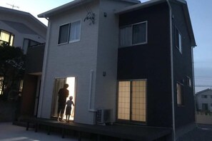 A two-story building with a flat roof and a balcony. - ZZOKIAI Blue Fish! Only 2 mins to beach by walk! Maximun 11 persons! (Itoman)