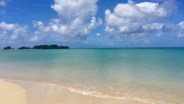 A beach with clear turquoise water and a sandy shore. - ZZOKIAI Blue Fish! Only 2 mins to beach by walk! Maximun 11 persons! (Itoman)