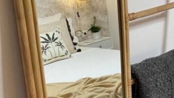 Planxa i posts de planxar, wifi i roba de llit