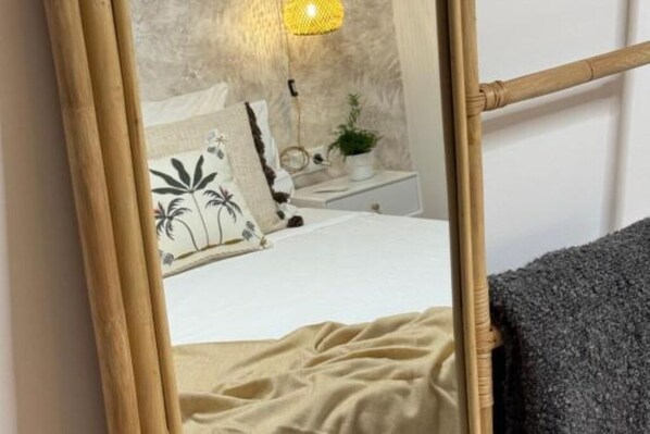 Tabla de planchar con plancha, wifi, ropa de cama