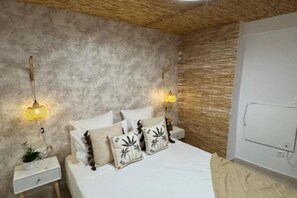 Tabla de planchar con plancha, wifi y ropa de cama 