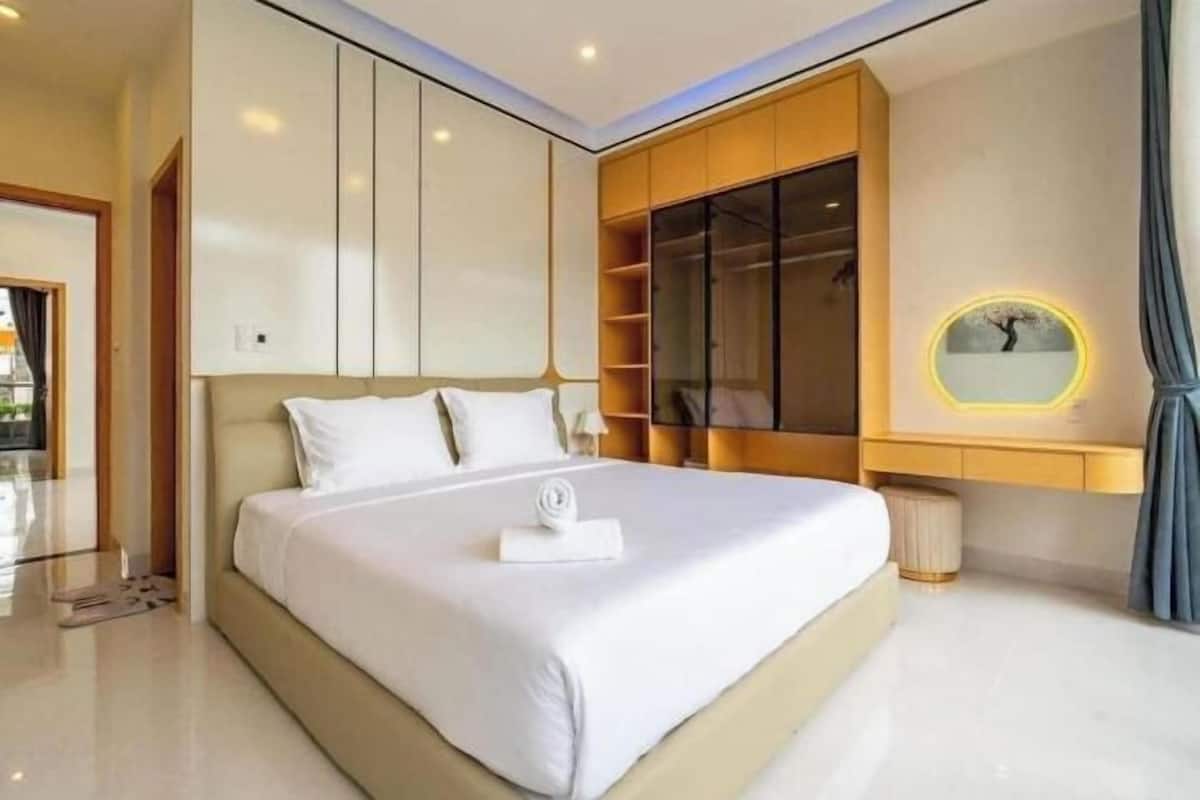 Individually decorated, individually furnished, desk, laptop workspace