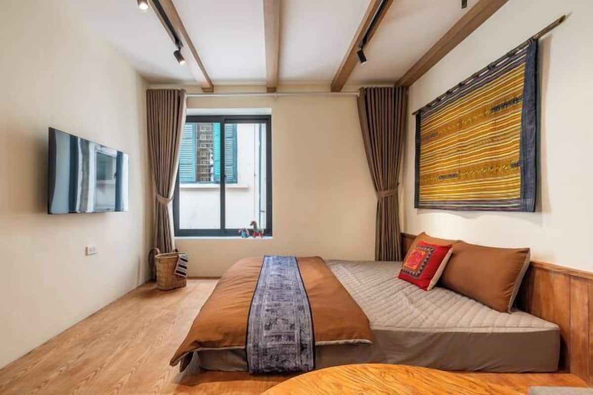 Individually decorated, individually furnished, desk, laptop workspace