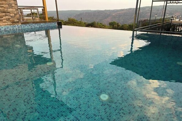 Outdoor pool - Savitri Bungalow (Dhangarwadi)