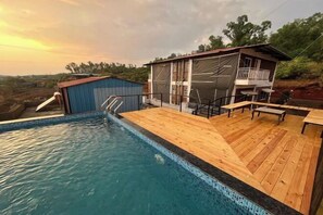 Outdoor pool - Savitri Bungalow (Dhangarwadi)