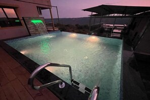 Outdoor pool - Savitri Bungalow (Dhangarwadi)