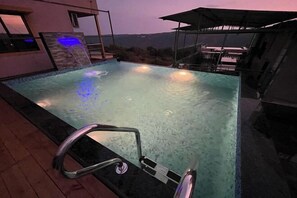 Outdoor pool - Savitri Bungalow (Dhangarwadi)
