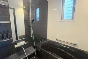 Shower, hair dryer, shampoo - NewOpen/　NAGO-YA Walking distance to beach Fast WiFi Nature Retreat (Nago)