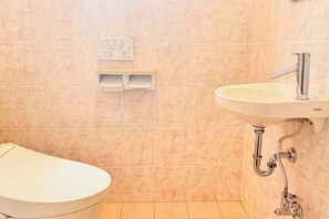 A bathroom with a toilet, sink, and shower. - NewOpen/　NAGO-YA Walking distance to beach Fast WiFi Nature Retreat (Nago)