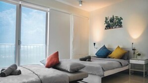 Ein modernes Schlafzimmer mit Balkon, einem Bett mit Kissen, einem Nachttisch und einer Wandpflanze.