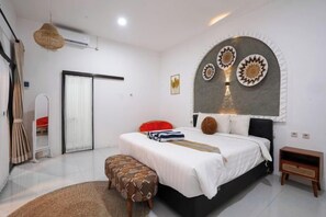 Une chambre à coucher moderne avec un lit, une table de chevet et un grand élément décoratif mural.
