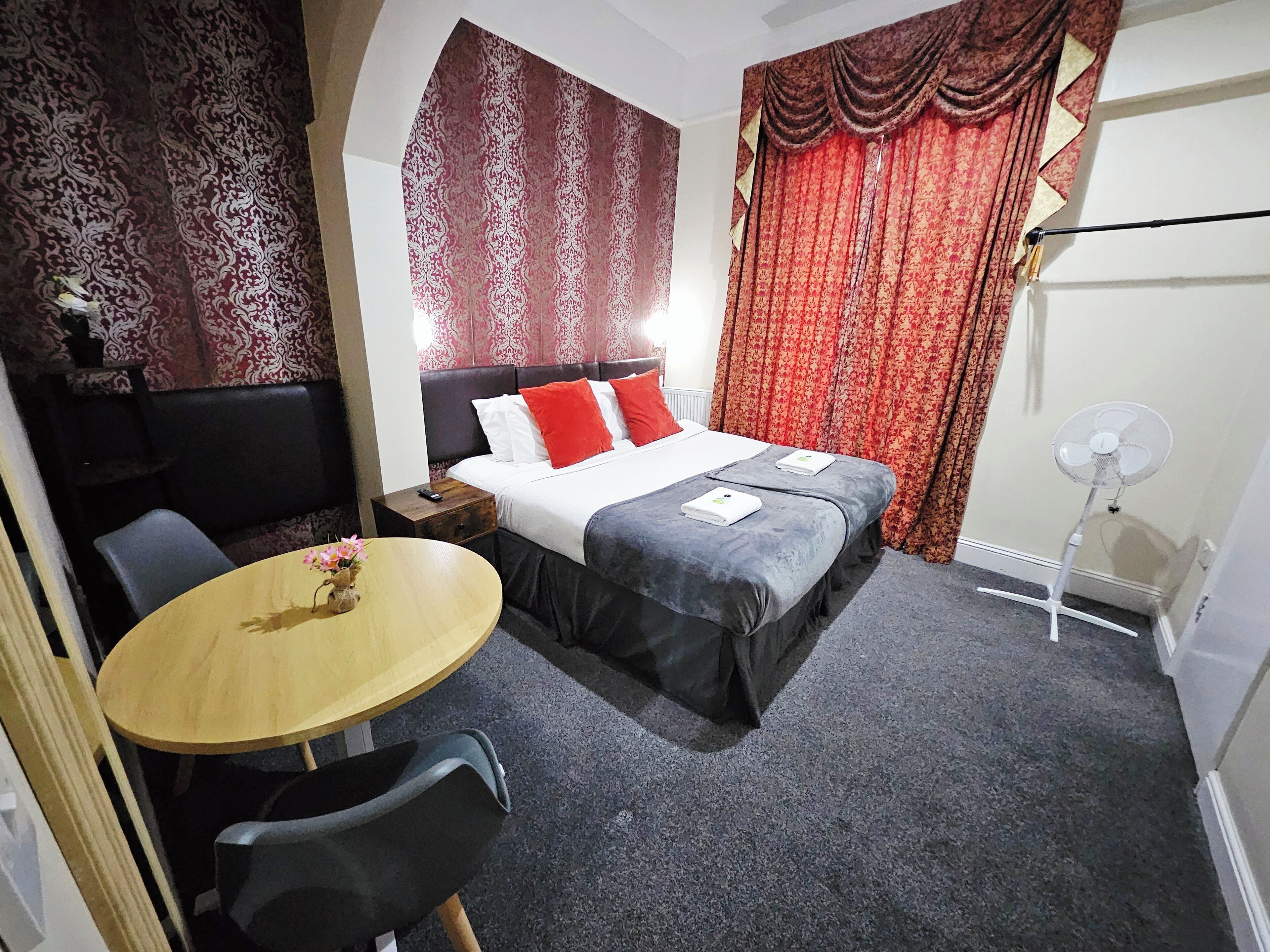 Estudio clásico | Tabla de planchar con plancha y wifi gratis