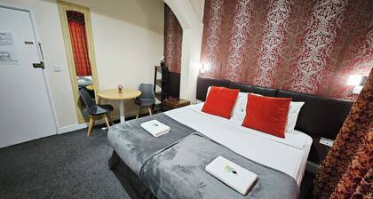 Ground-Floor Queen Bed Studio Apartment with Free Parking