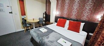 Ground-Floor Queen Bed Studio Apartment with Free Parking