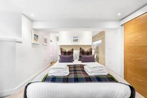 Cribs/infant beds - RÌGH Properties - Luxury West End Artisan Apartment (Edinburgh)