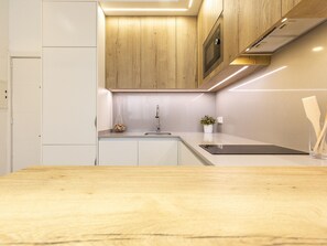 Microondas, horno, placa de cocina y lavavajillas