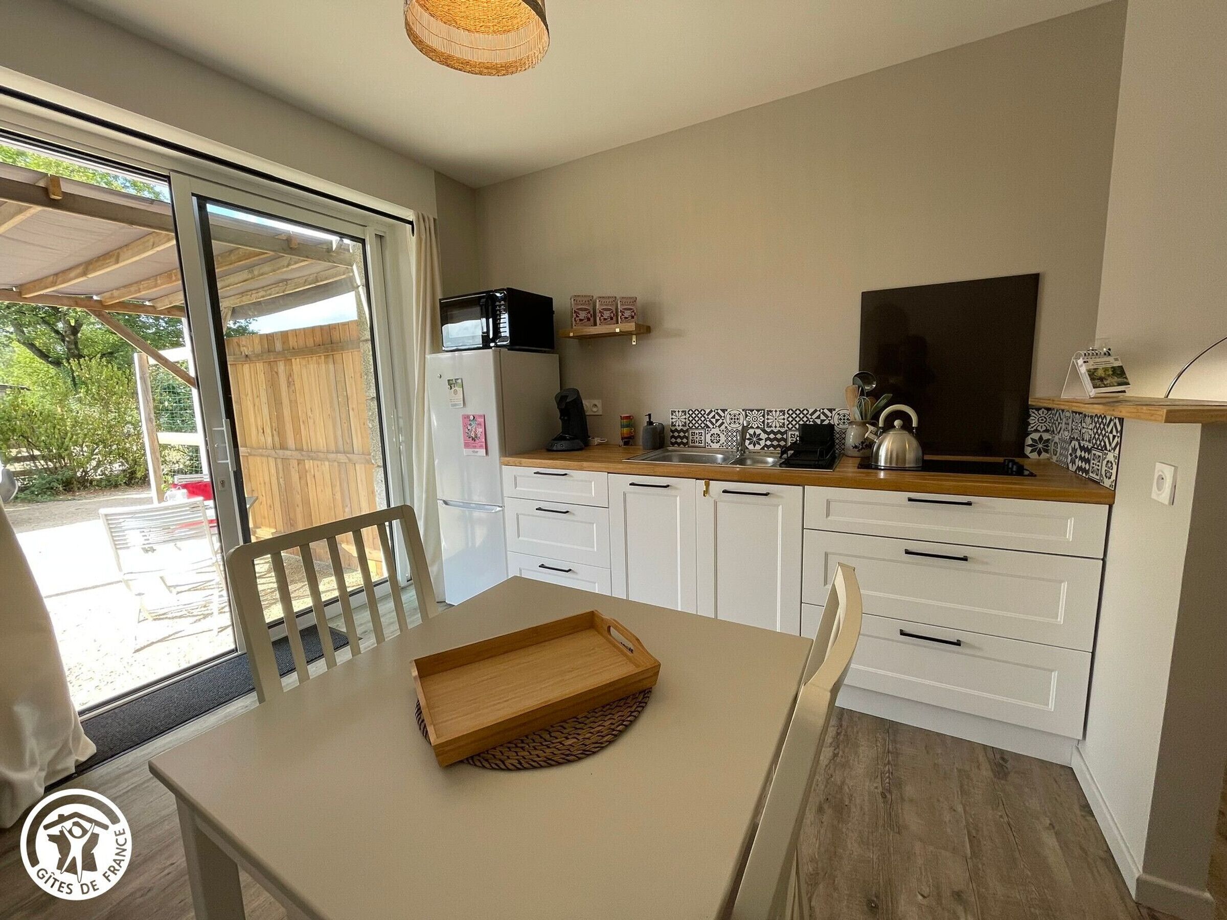 Een koelkast, een magnetron