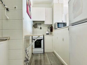 Microondas, horno, placa de cocina y cafetera o tetera