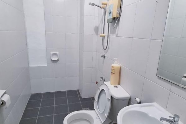 Bathroom - Cozy Party Homestay nearby Airport (Sandakan)