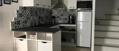 Mikrowelle, Wasserkocher mit Kaffee-/Teezubehör