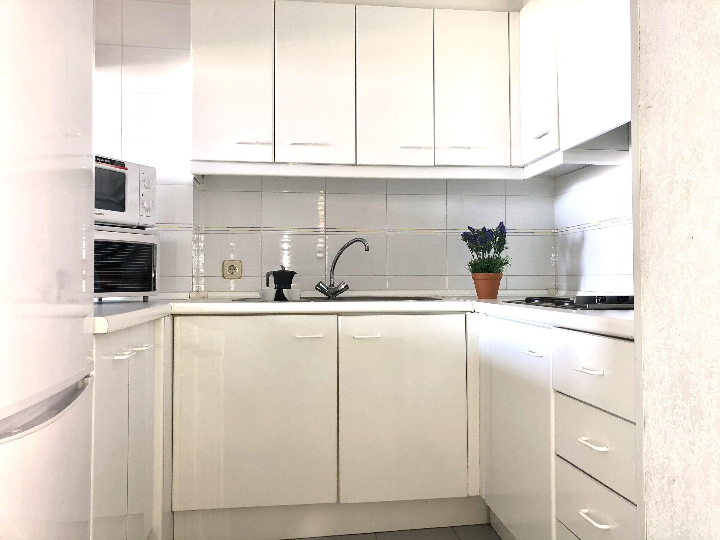 Micro-ondes, four, plaque de cuisson, cafetière/bouilloire