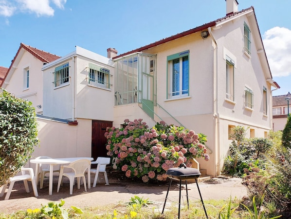 تناول الطعام بالخارج