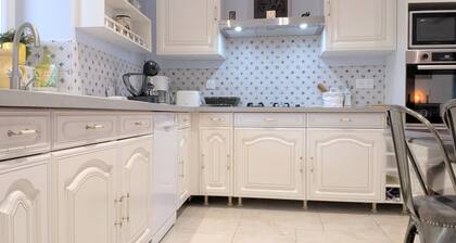 Spacious house with covered terrace and parking in natural area