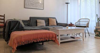 Spacious house with covered terrace and parking in natural area