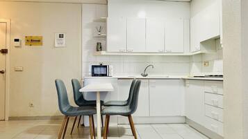 Coffee/tea maker, microwave, stovetop