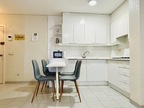 Mikrobølgeovn, kokeplater og kaffetrakter/tekoker