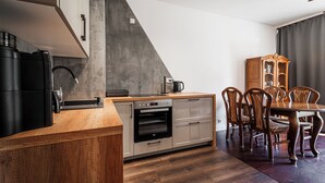 Apartamento, vista para o pátio | Cozinha americana privada | Chaleira elétrica