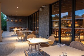 Desayuno buffet diario (EUR 26 por persona)