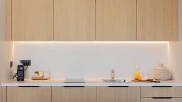 Caja fuerte, tabla de planchar con plancha, wifi gratis