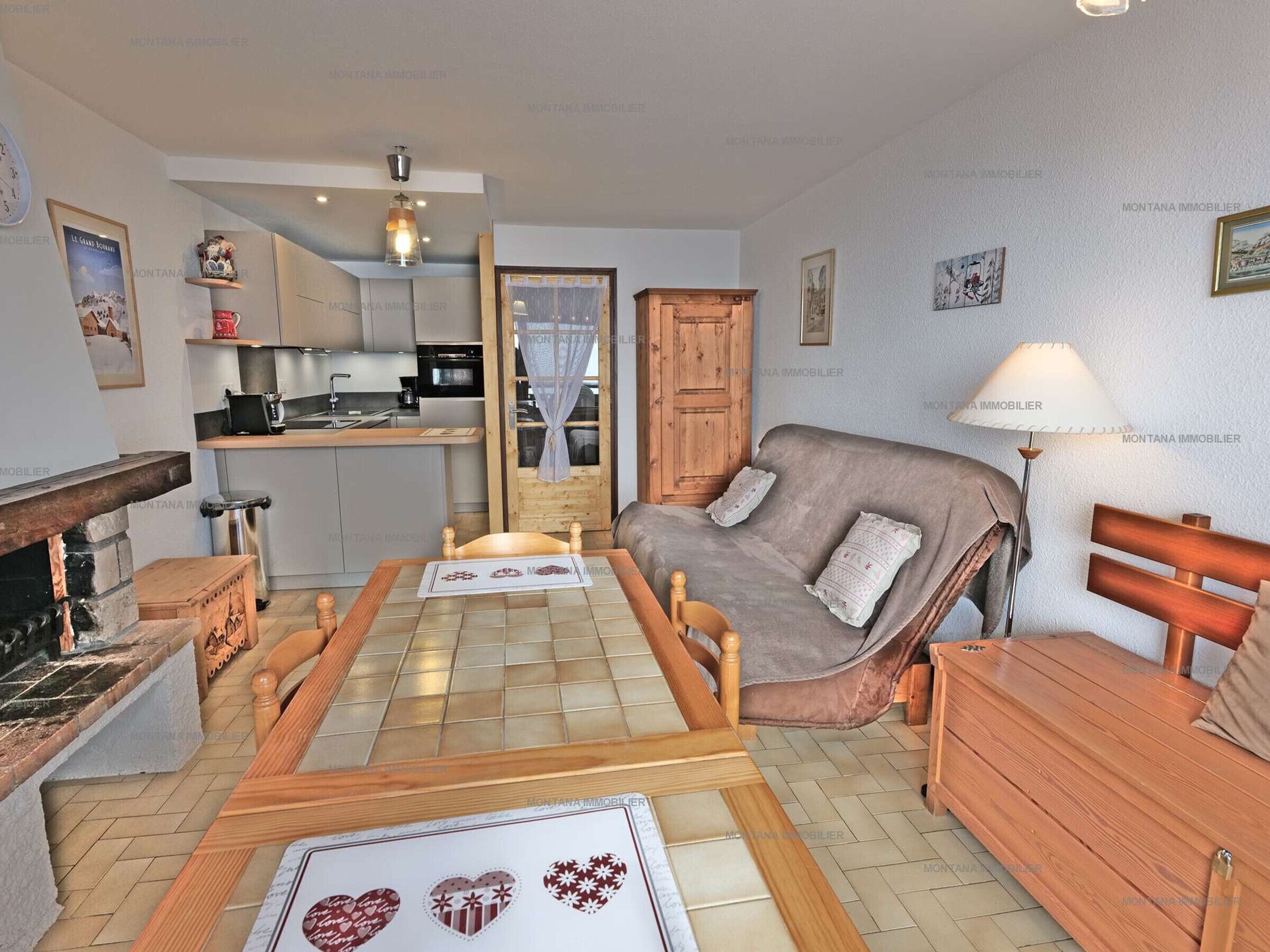 Un salon chaleureux avec une cheminée, une table en bois et un canapé.