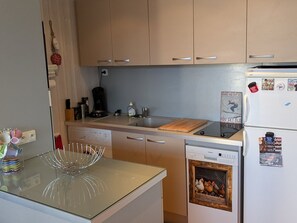 ثلاجة، ميكروويف، فرن، غسالة أطباق