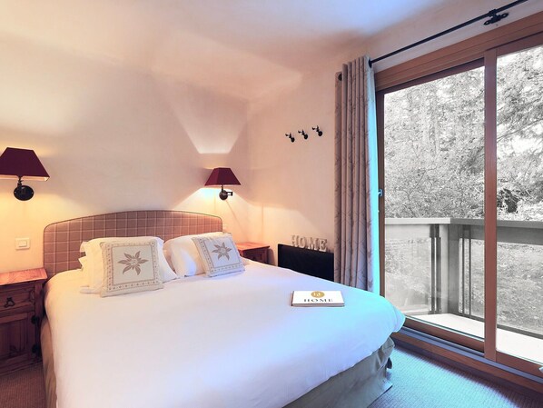 3 bedrooms, bed sheets