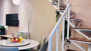 Family Townhome, Patio, City View | Makan dalam bilik