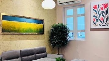 Family Townhome, Patio, City View | Living area