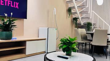 Family Townhome, Patio, City View | Living area